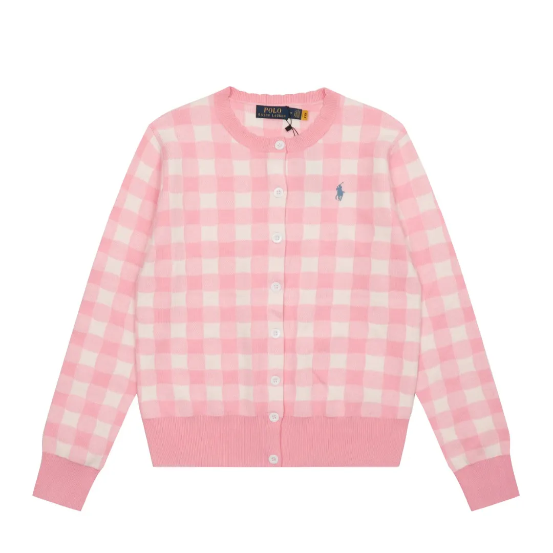 P190 Top quality" Style number: DS015# [Ralph Lauren plaid jacquard basic pony embroidered logo knitted cardigan long sleeves] ✅Ralph Lauren Ralph Lauren classic basic versatile plain plaid jacquard knitted cardigan long-sleeved small jacket ✅Main supplier of platform live broadcast wholesale entities ✅ZP quality 1:1 pattern making Scan the code to enter the GF website Counter quality ✅Detailed quality The only one in Guangzhou Imported quality cotton yarn Mainly high-end Needless to say, cost-effective and good quality. ✅Restore the original version. Loose, comfortable and stress-free. Simple is high-end. Classic is timeless. ✅The upper body is simple and easy to match. A must-have for goddess ootd. Good-looking clothes are never picky. A must-have in the goddess’ wardrobe. Size: S-L. Color: Navy blue. Light blue. Pink. Gray. Yellow. Red.